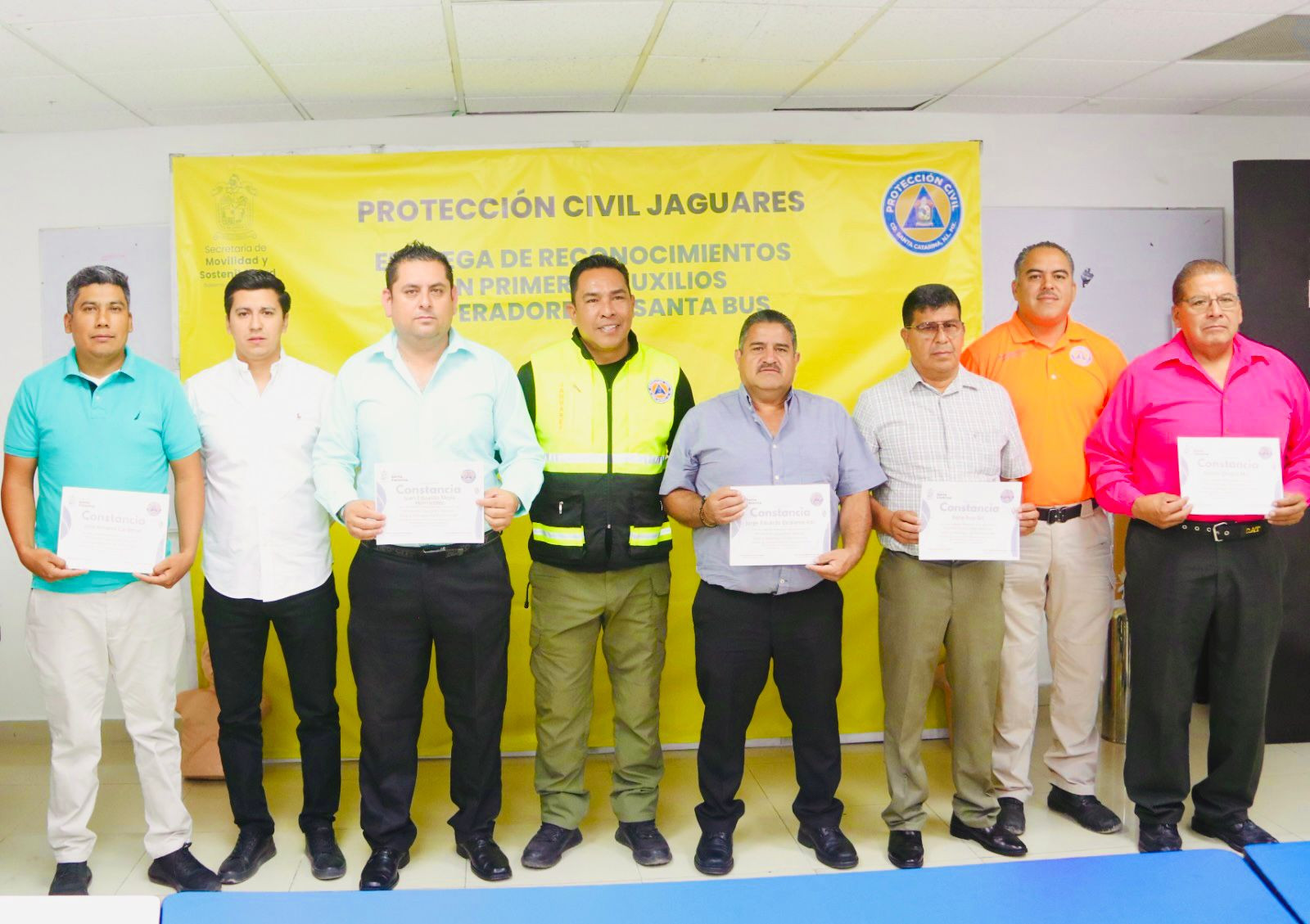 ENTREGA JAGUARES RECONOCIMIENTOS EN PRIMEROS AUXILIOS  A OPERADORES DE SANTA BUS