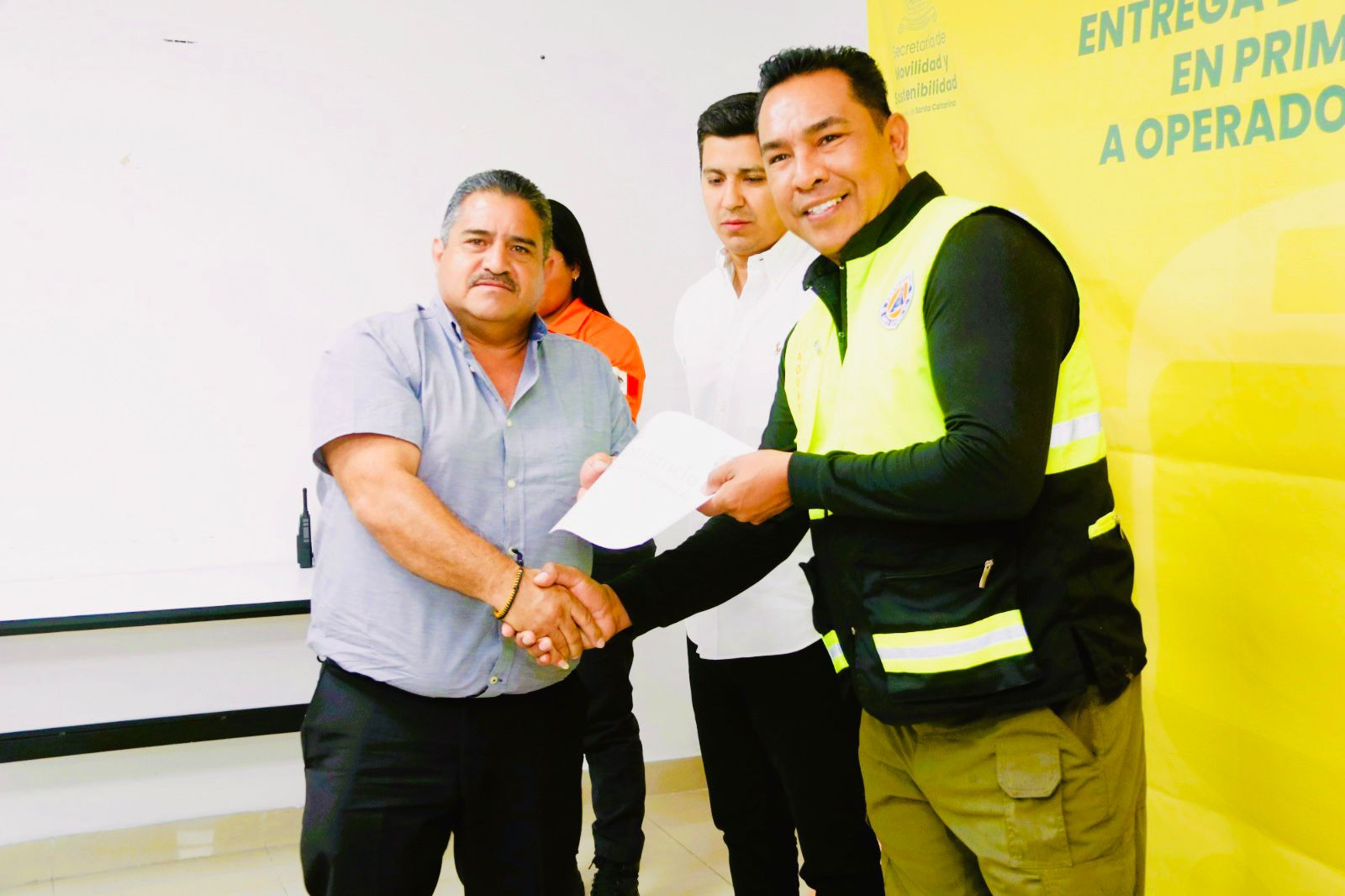 ENTREGA JAGUARES RECONOCIMIENTOS EN PRIMEROS AUXILIOS  A OPERADORES DE SANTA BUS